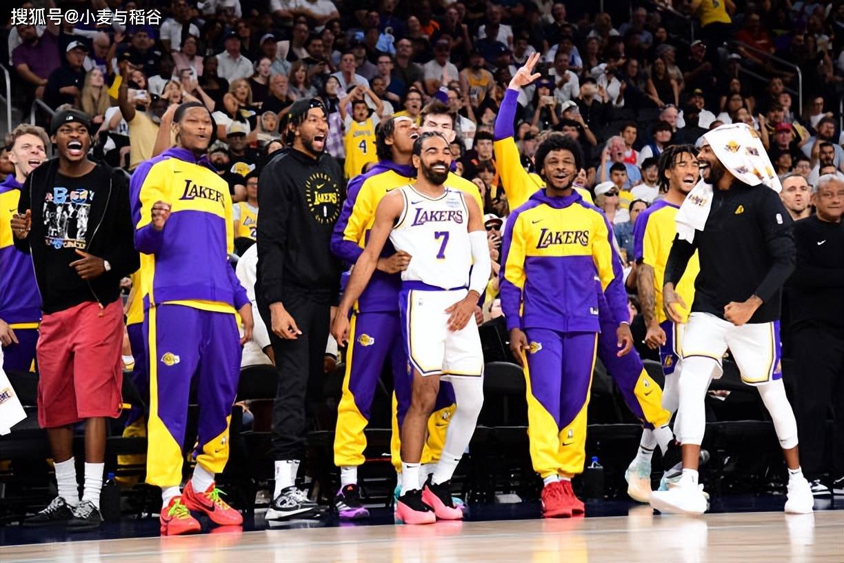 马卡：皇马中场控制力下降，球队传球路线被迫向边路转移（马卡：皇马中场掌控力下滑，出球更多被迫转向两翼）