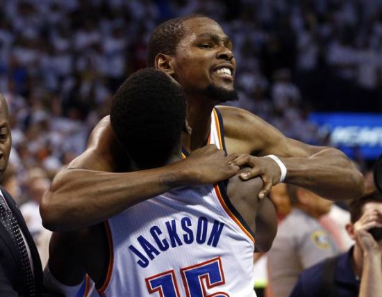 圣诞前夕送温暖，萨卡、马丁内利等阿森纳球员探望生病的孩子（圣诞将至，萨卡、马丁内利等阿森纳球员走访病童传递温暖）