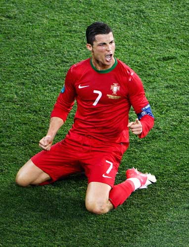 急眼了！迪亚洛冲筐裁判不吹暴怒吃到技犯（迪亚洛突破无哨怒喷裁判，当场吃到技术犯规）