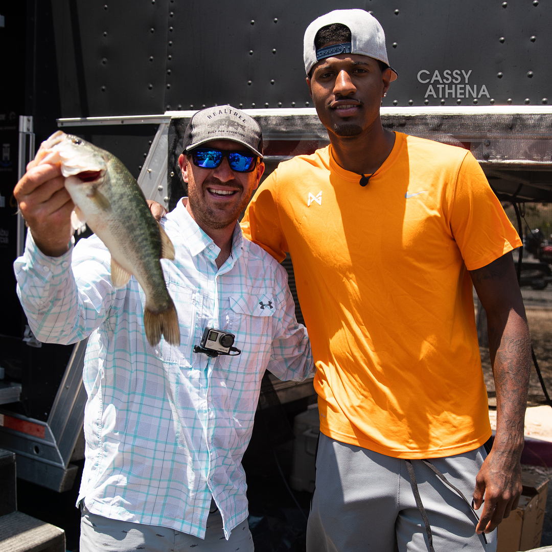 足球国足球迷自发制作横幅，为球队打气（国足球迷自发制作横幅为球队加油）