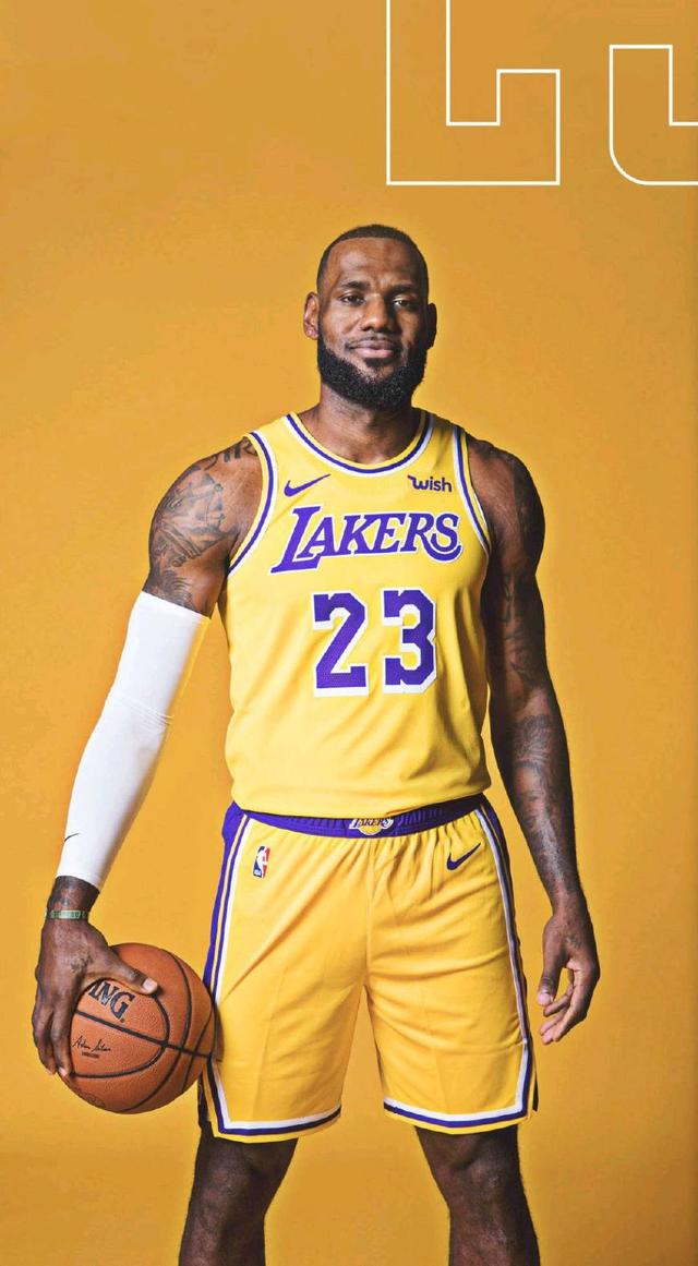 科比·布朗半场表现低迷，4投0中仅得3板1助（科比·布朗上半场哑火：4投全失，仅收3篮板1助攻）