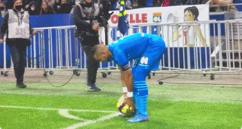 暂停关闭皮斯胡安球场，塞维利亚足球俱乐部坚决反对不公平处罚（皮斯胡安球场遭暂时关闭，塞维利亚俱乐部强烈反对不公正处罚）