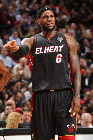 被赠送云达不莱梅印有8号的球衣，克罗斯：这是合同报价吗（收到云达不莱梅8号球衣，克罗斯打趣：这是合同报价？）