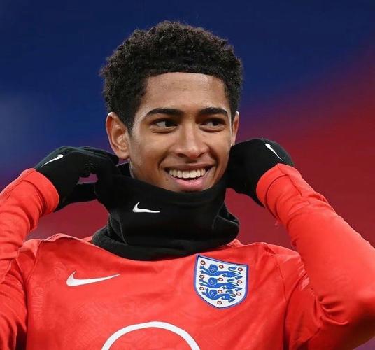 生涯之夜！奎因成为鹈鹕队史最年轻的30分三双先生（高光之夜！奎因加冕鹈鹕队史最年轻30分三双球员）