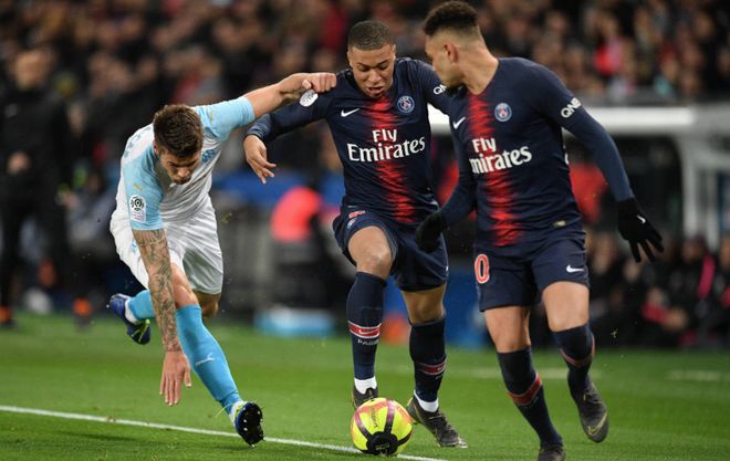 董路批评中国球迷不热爱足球，中国男足多次无缘世界杯，呼吁提升足球热情。（董路称国足球迷缺乏热情：男足屡失世界杯门票，呼吁激发足球热爱）