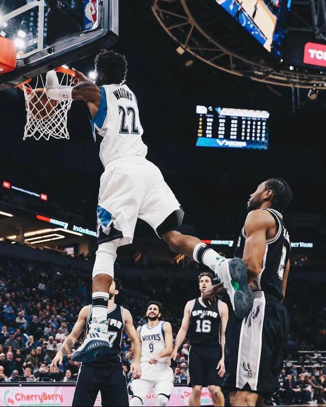 排面，泰州当地路牌上写着“苏超冠军城，泰州欢迎您”（泰州路牌打出“苏超冠军城，泰州欢迎您”，排面十足）