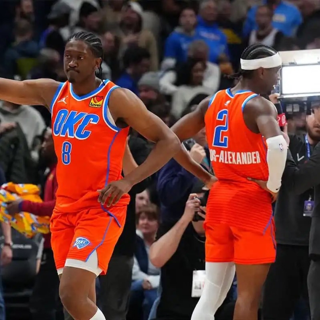 球员倒地后仍把球传出去，太拼（倒地仍把球传出，拼到极致）