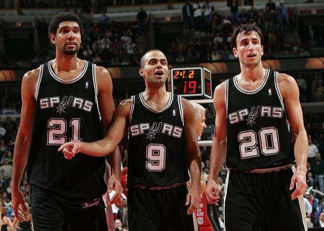 明天黄蜂迎战老鹰 三球出战成疑 塞克斯顿&特雷·曼恩缺阵（黄蜂明日对阵老鹰，拉梅洛·鲍尔出场成疑，塞克斯顿与特雷·曼缺席）