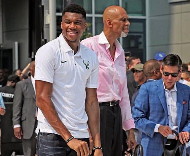 美媒：东契奇直接开着布加迪跑车来到今日与独行侠的比赛现场（美媒：东契奇驾布加迪亮相今日独行侠比赛现场）