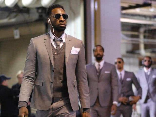 米兰跟队：米兰双雄探讨出售圣西罗冠名权，每年2000-3000万欧（随队记者：米兰双雄商议出售圣西罗冠名权，年收入预计2000-3000万欧）